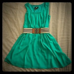Sleeveless green dress with belt